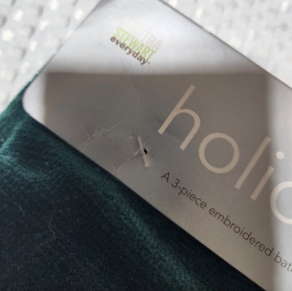 VINTAGE MARTHA STEWART NWT 3 PIECE EMBROIDERED BATH TOWEL SET. - Picture 5 of 7